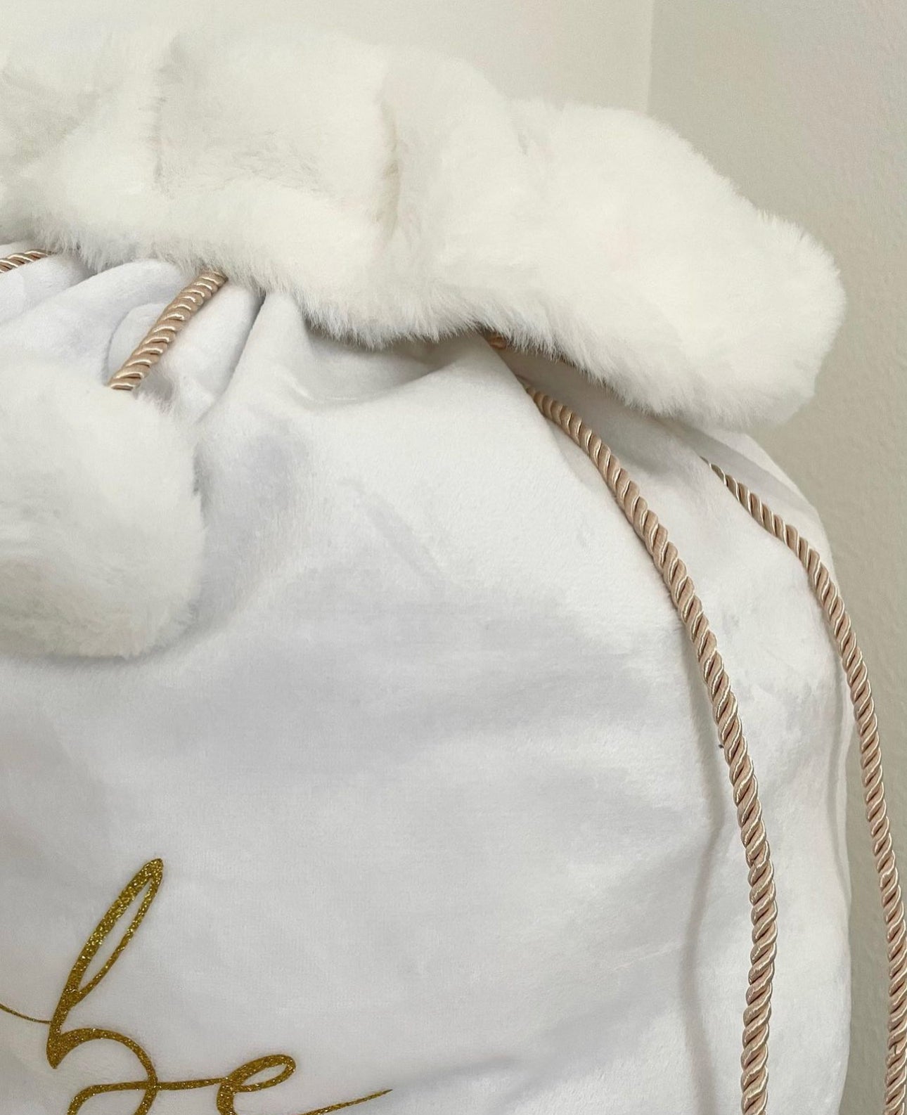 * White Luxury Fluffy Pom Pom Sack